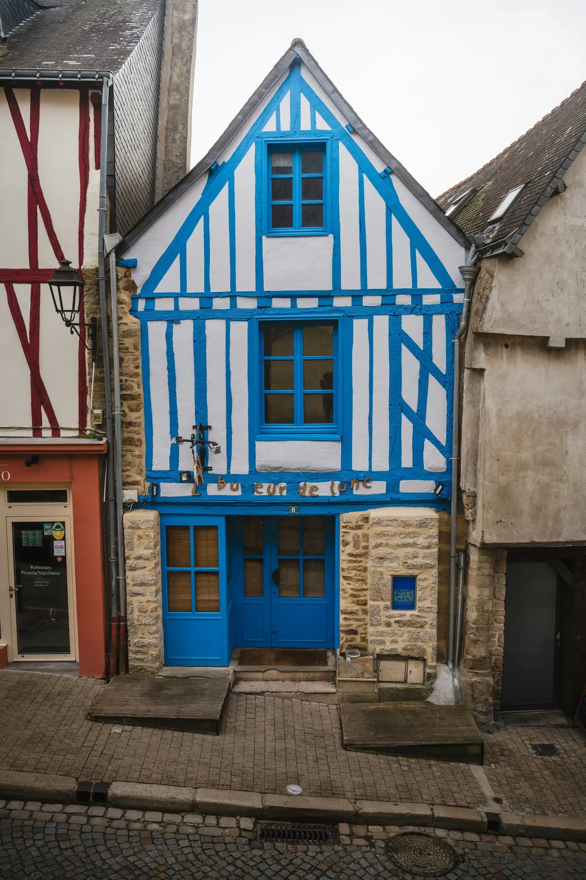 Maison à pans de bois peints en bleu dans une rue de la vieille ville de Vannes