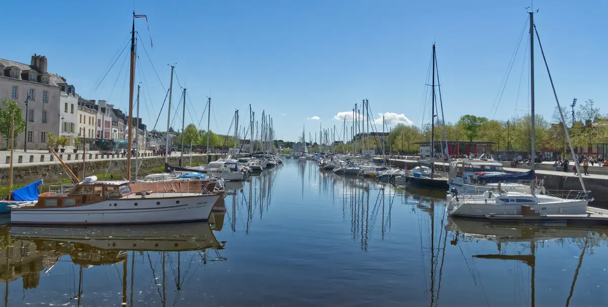 Le port de Vannes : voiliers amarrés le long du quai, maisons du centre en arrière-plan