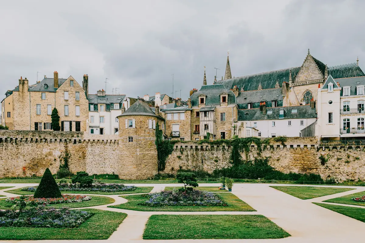 Les remparts de Vannes et les jardins à la française qui les bordent, sous un ciel gris